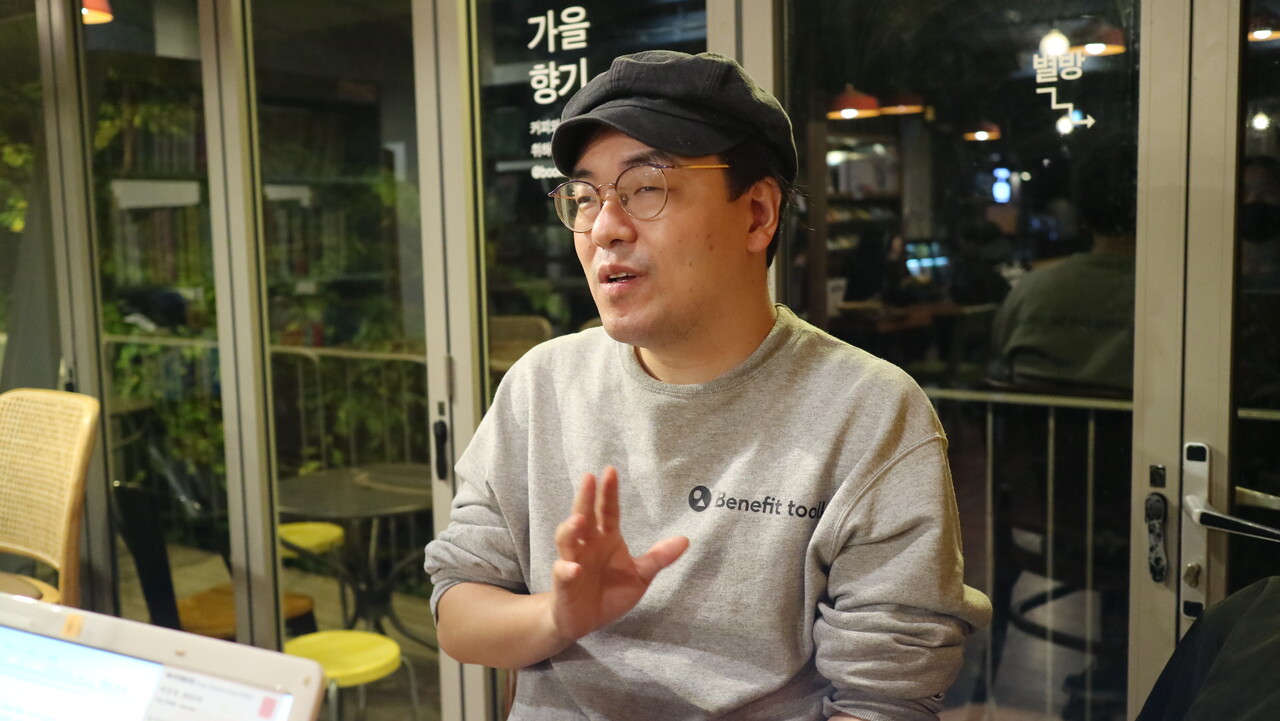 이은호 녹색당 기후정의위원장이 지난달 3일 서울 종로구의 카페 에무에서 '단비뉴스'와 인터뷰하고 있다. 유지인 기자