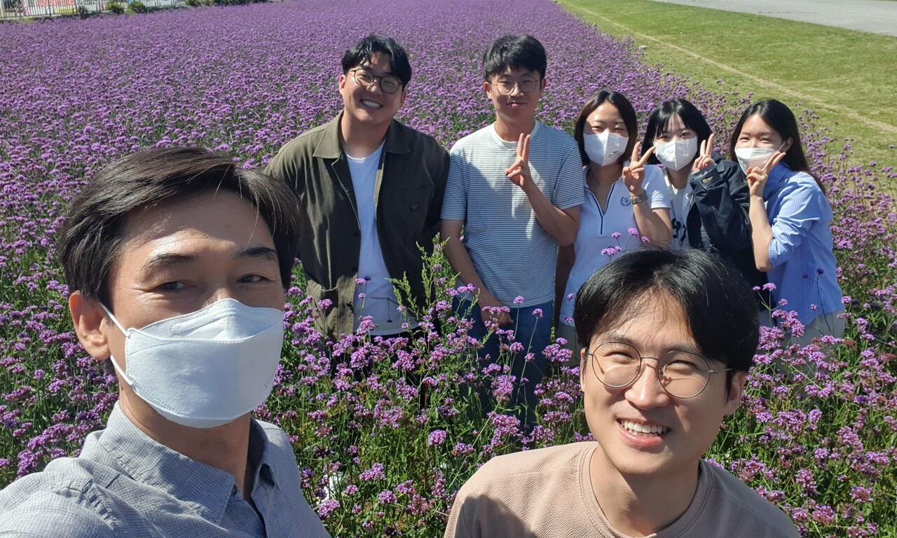 지난 5월, 심석태 교수와 학생들이 충북 제천의 공원으로 봄나들이를 갔다. 저널리즘 대학원 게시판 ‘세저리 이야기’