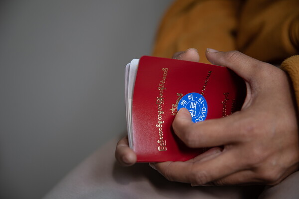수가 미얀마에서 가져온 여권을 손에 쥐고 있다. 박시몬 기자