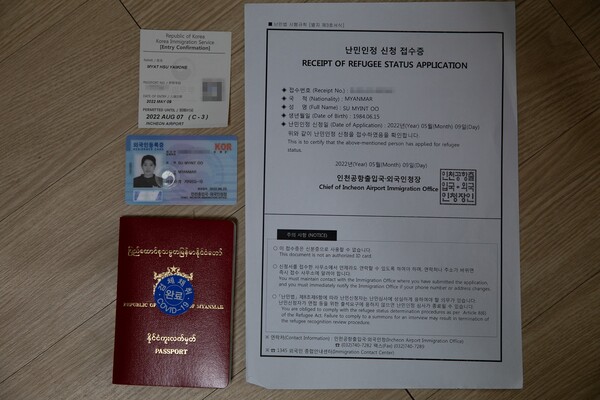 수가 가지고 있는 문서들. 왼쪽 위부터 딸의 방문 비자, 수의 외국인 등록증, 여권, 난민 인정 신청 접수증이다. 박시몬 기자