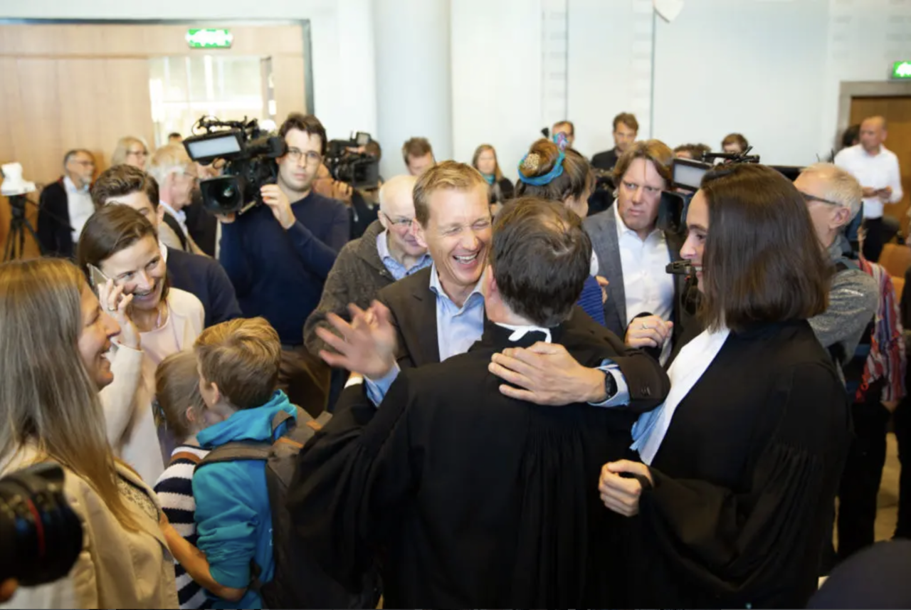2019년 네덜란드 대법원의 최종 판결에서 승소한 후 기뻐하는 우르헨다 활동가들. 출처 우르헨다