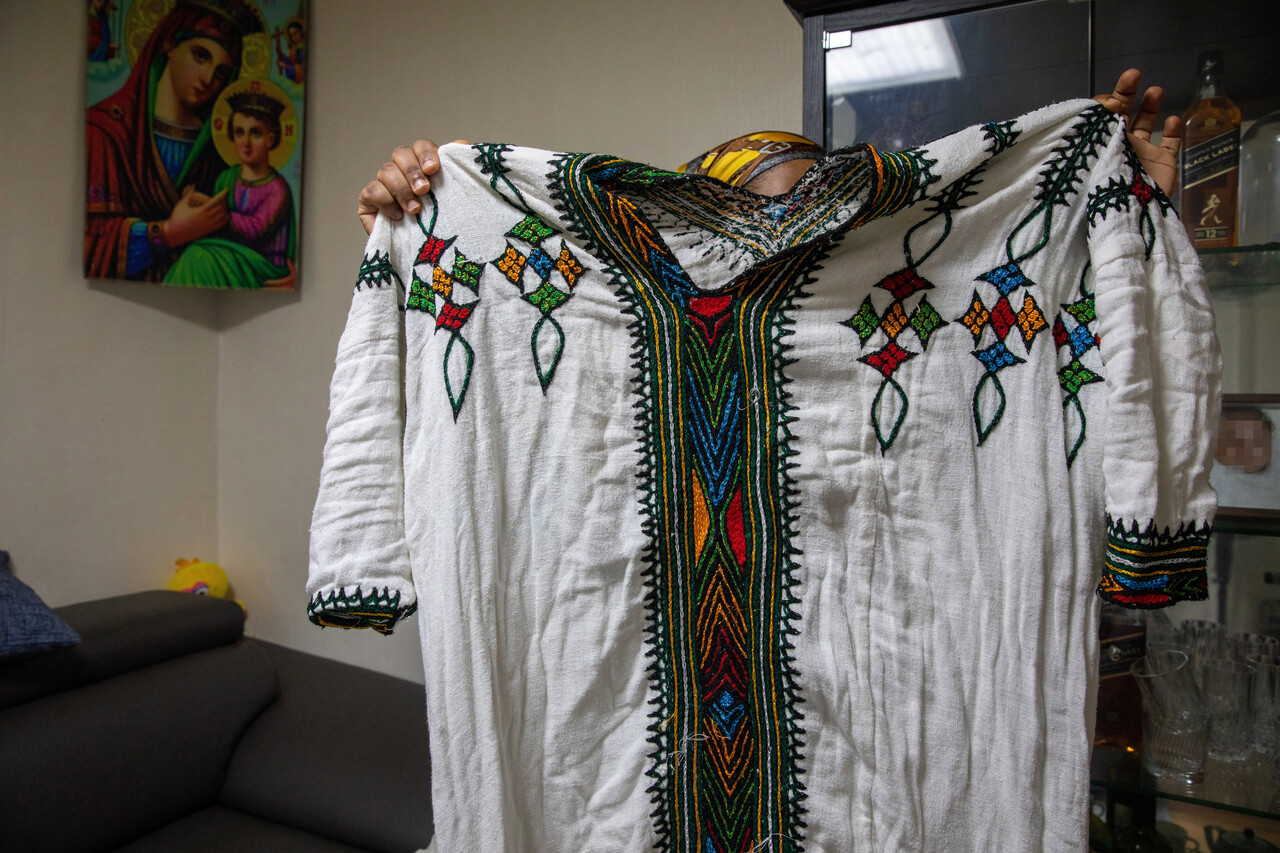 에티오피아 전통의상을 들어 보이고 있는 티기스트. 에티오피아에서는 중요한 손님을 맞이할 때 전통의상을 입는다. 박시몬 기자