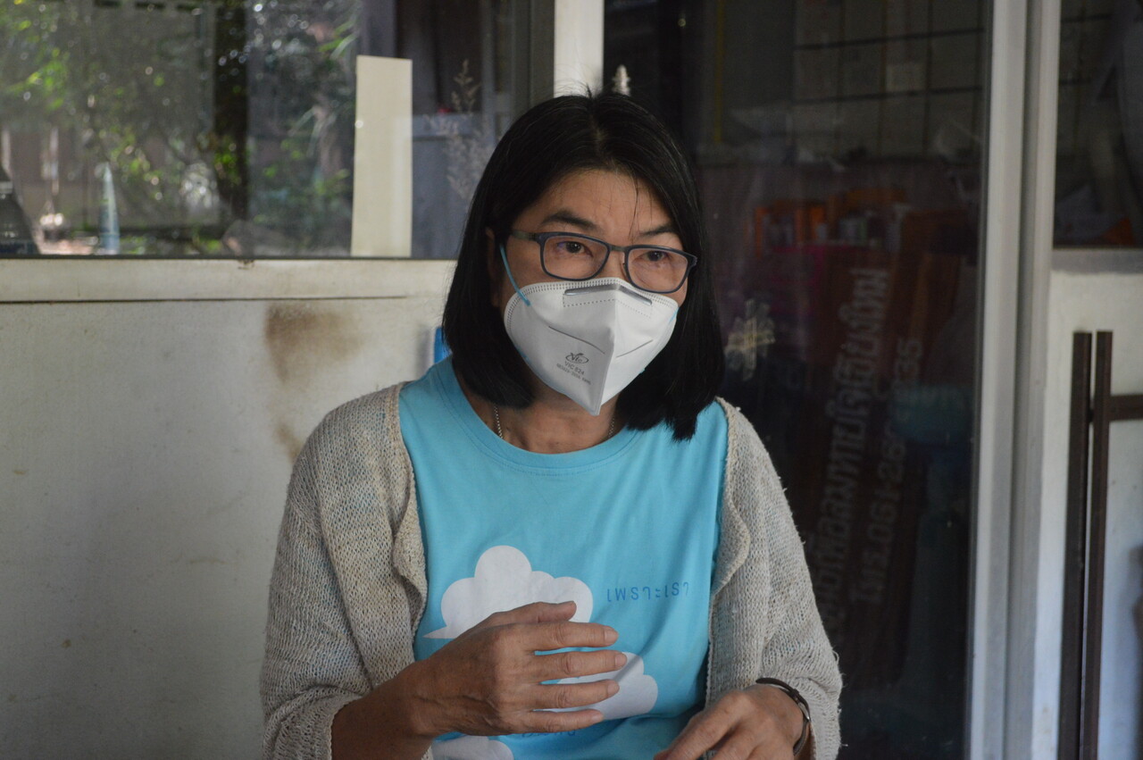 지난 12월 23일, 치앙마이시 외곽 왓캣(Wat Ket)에서 만난 플라이 아오 통수왓 ‘숨 의회’ 부대표가 “우리 모두 같은 공기를 마신다”는 뜻의 태국어가 적힌 하늘색 티셔츠를 입고 단비뉴스와 인터뷰를 하고 있다. 이정민 기자