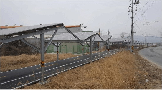충남 아산의 버려진 철길 10km를 자전거길로 만들면서 지붕에 태양광 패널을 설치한 모습. 여기서 연간 2만 2천여 가구가 쓸 전기가 생산된다. 아산그린에너지 제공