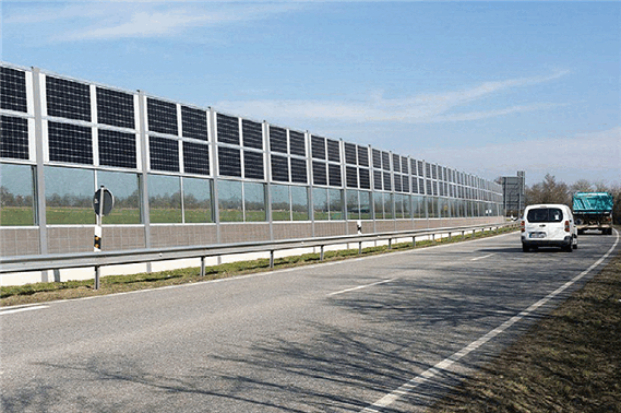 독일 바이에른 지방도로 방음벽에 설치된 태양광 발전기와 A81 고속도로 구간의 지붕 태양광 모습. 녹색연합 제공