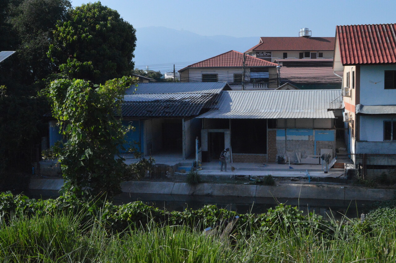어반팜에서 바라본 매카 운하 주변의 빈민가다. 가난한 이들은 운하를 따라 불법 건축물을 지어 살고 있다. 이정민 기자