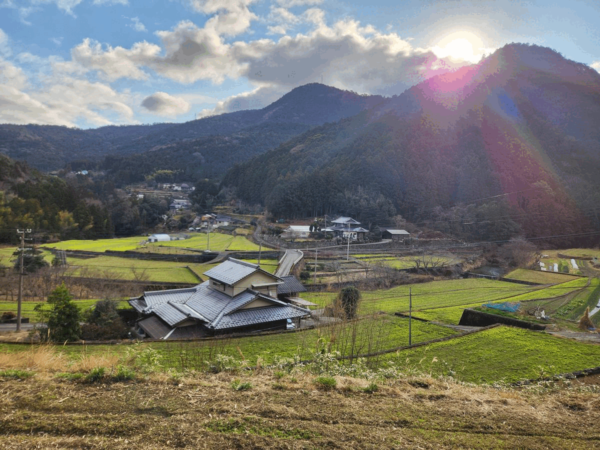 해발 1천 미터(m)에 위치한 카미야마는 마을 면적의 80% 이상이 산지다. 정호원 PD