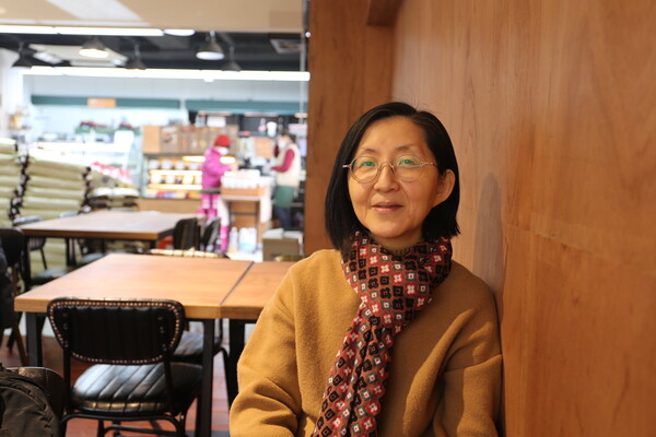 식료품점 겸 식당 ‘꽃밥에피다’의 송정은 대표가 매장에서 와 인터뷰하고 있다. 박정은 기자