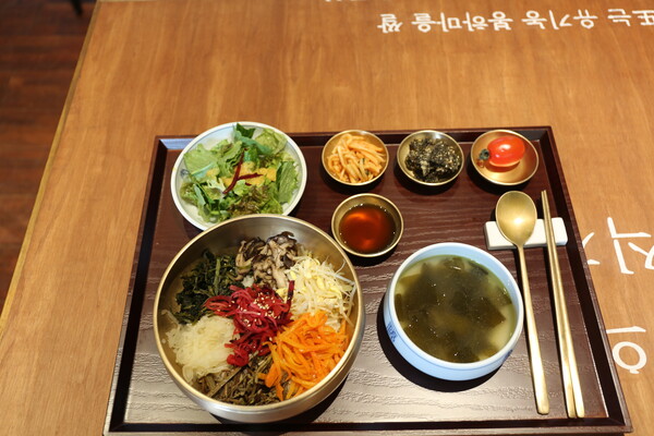 ‘꽃밥에피다’ 식당의 비건 메뉴인 ‘채소가득 비빔밥 한상’을 차린 모습. 박정은 기자