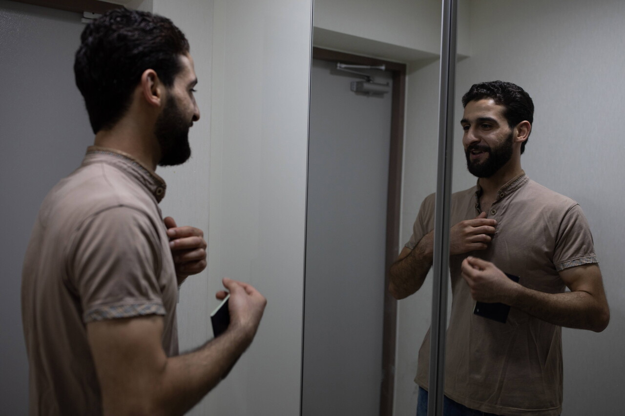 하산이 알레포의 집에서 가져온 반팔 셔츠를 입고 거울을 보고 있다. 하산은 여권과 여벌 옷 그리고 가방을 들고 시리아를 빠져나왔다. 박시몬 기자
