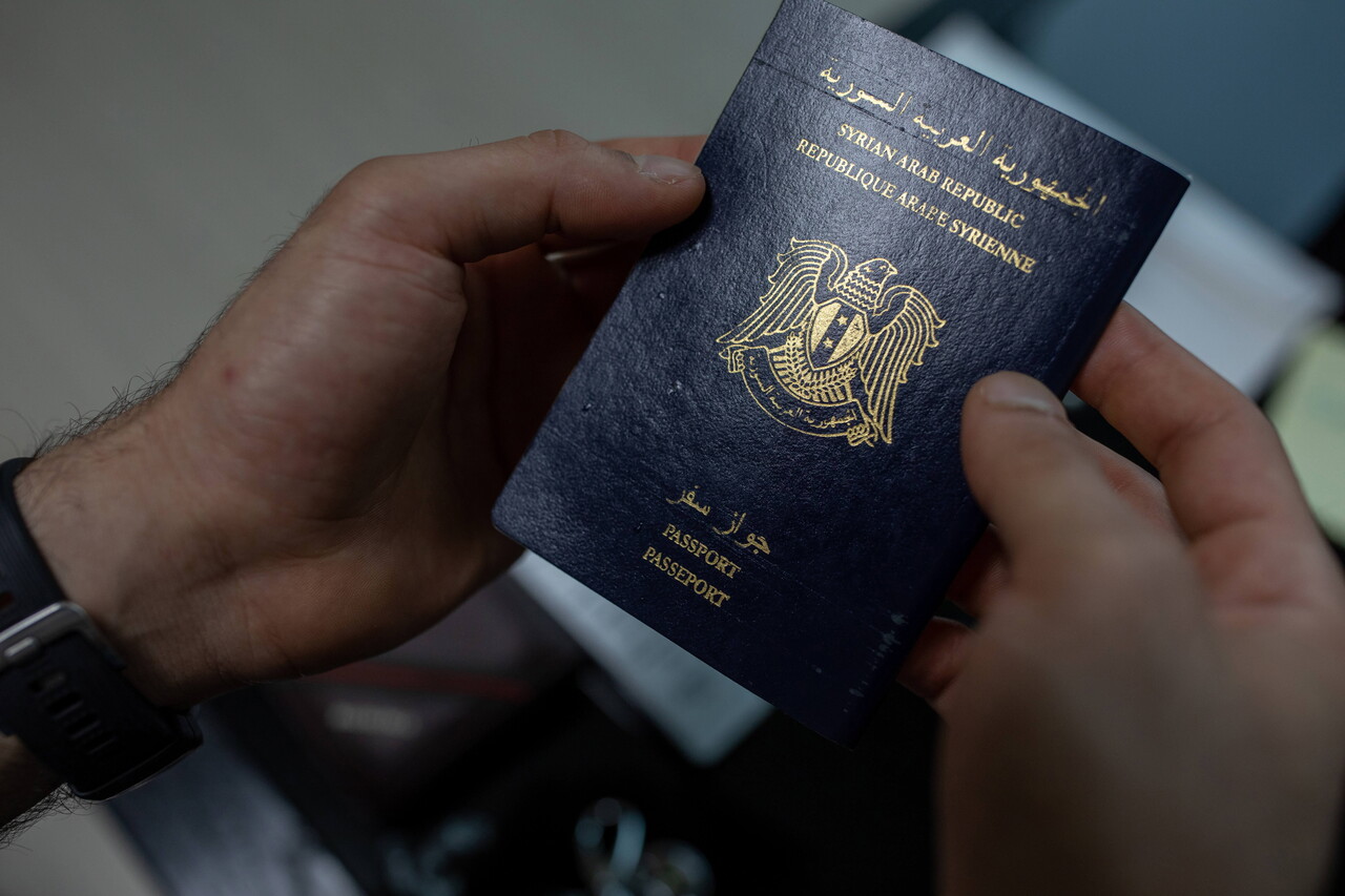 하산이 한국에 입국하며 가져온 시리아 여권이다. 박시몬 기자