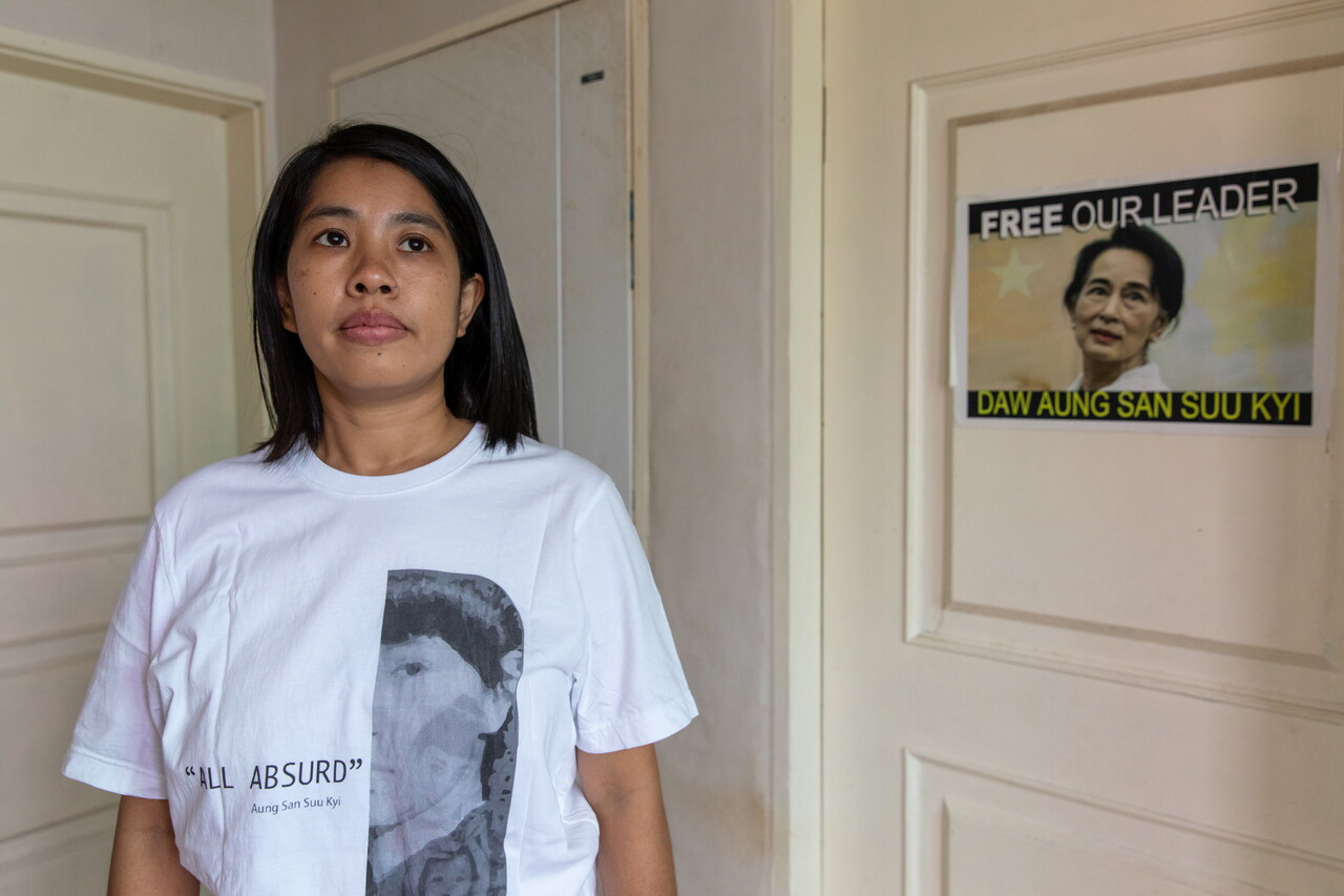 수민우가 ‘아웅산 수치를 석방하라’ 문구가 적힌 포스터 옆에 서 있다. 박시몬 기자