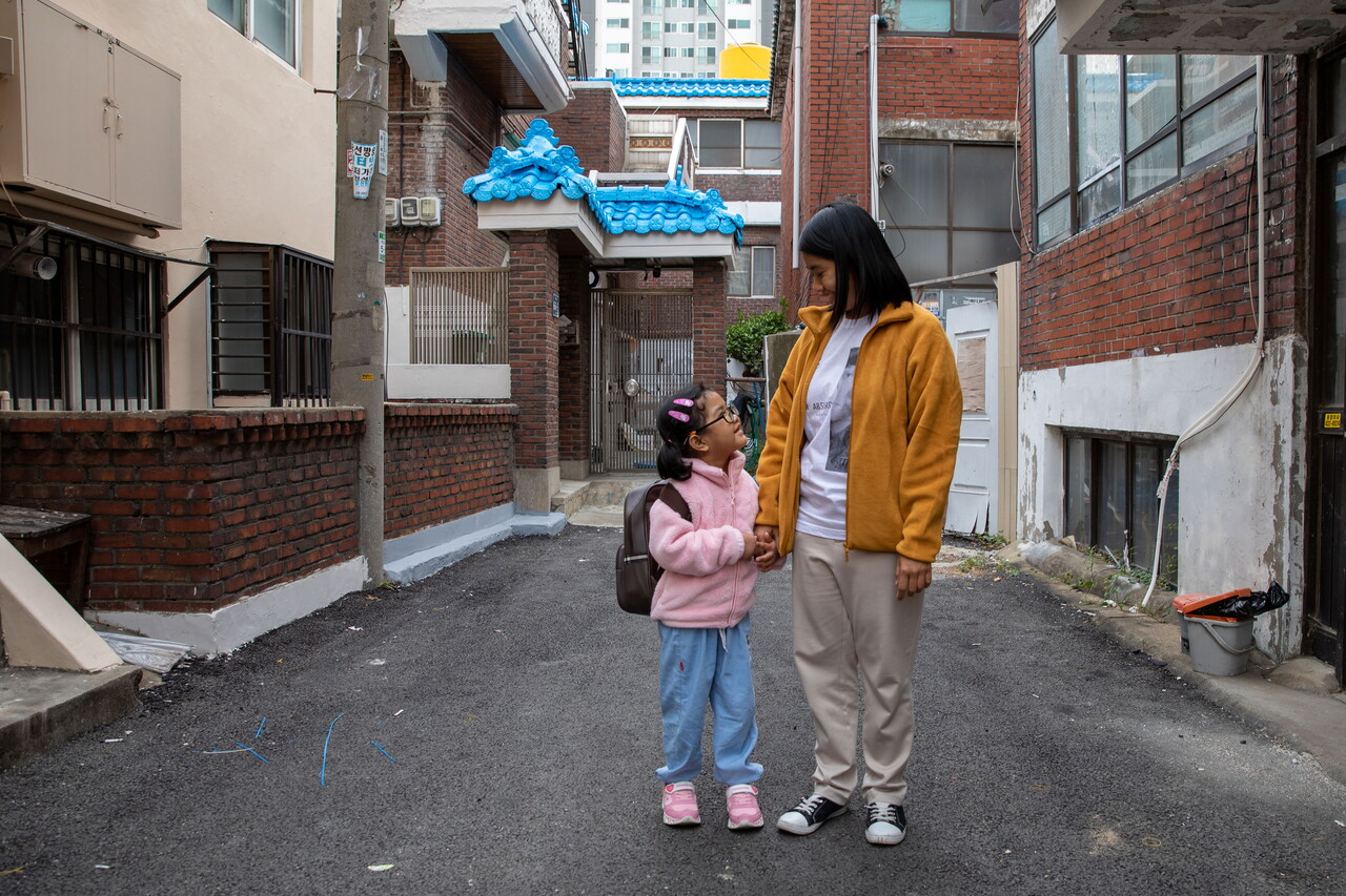 수민우가 집 앞에서 어린이집에서 돌아온 딸을 바라보고 있다. 그는 한국어를 배우는 시간을 제외하면 딸과 대부분의 시간을 보낸다. 박시몬 기자