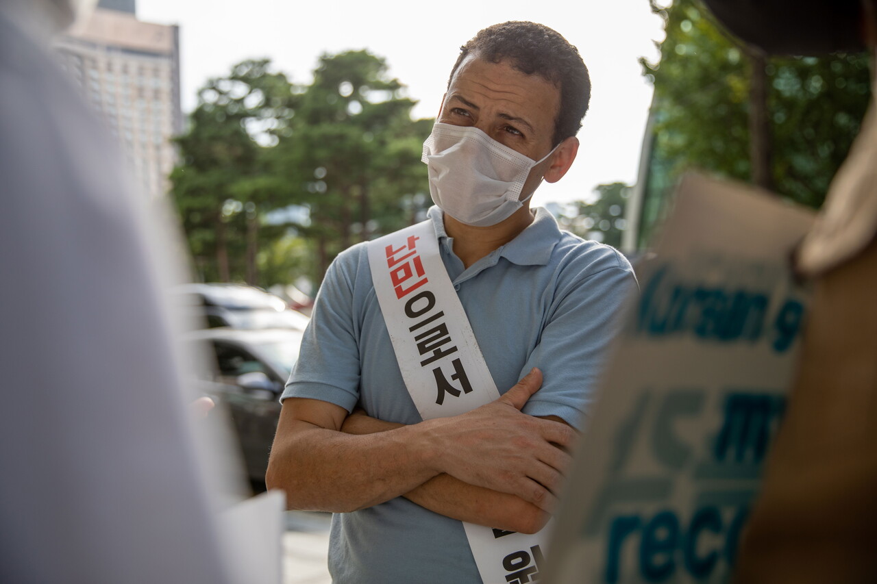 지난해 9월 16일 유엔난민기구 한국대표부가 있는 서울 종로구 금세기 빌딩 앞에서 열린 이집트인 난민 인정을 촉구하는 시위에서 하산이 한 참가자의 말을 듣고 있다. 박시몬 기자