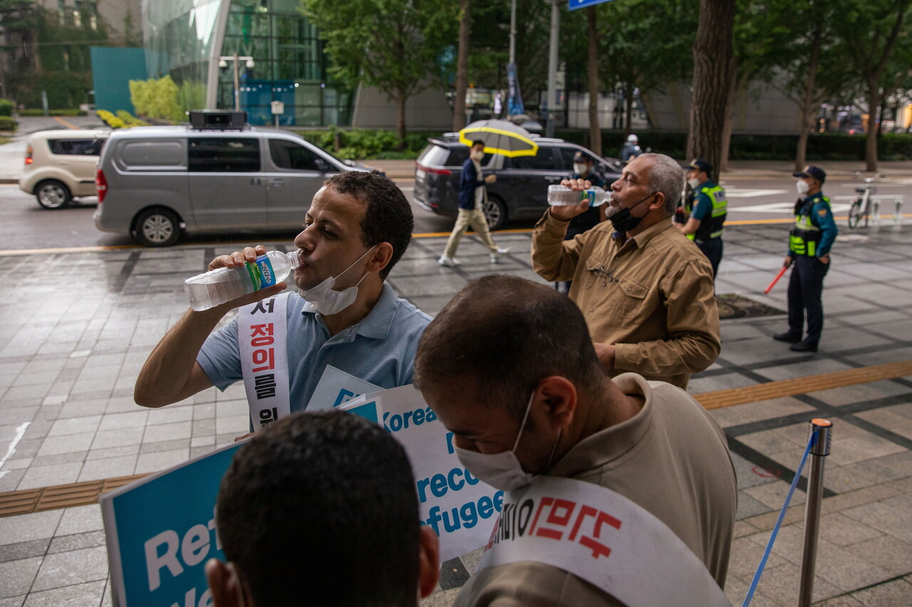 하산이 지난해 9월 16일 서울 종로구 금세기 빌딩 앞에서 열린 이집트인 난민 인정을 촉구하는 시위 중에 물을 마시고 있다. 하산은 지난해 7월부터 법무부의 난민 불인정 결정에 항의하기 위해 농성과 시위를 해왔다. 박시몬 기자