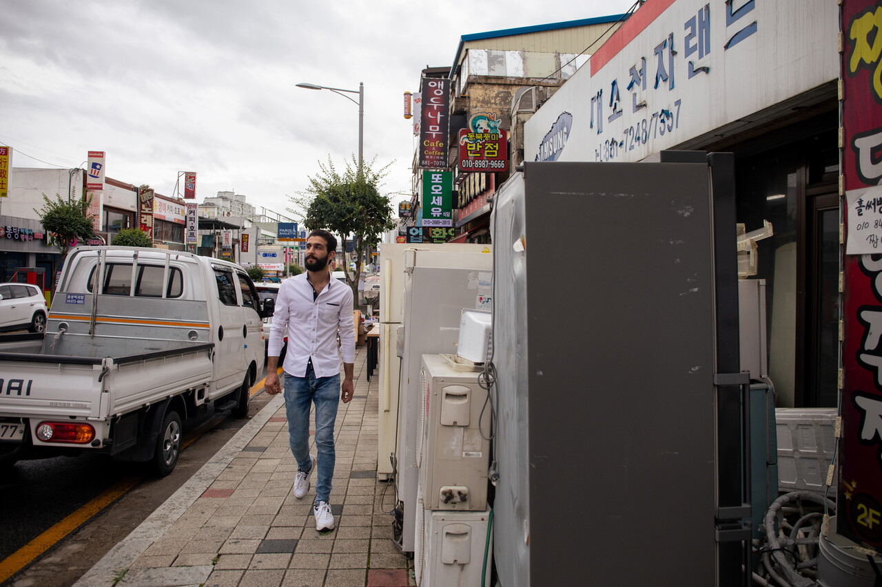 하산이 충북 음성군 대소면의 거리를 걷고 있다. 2015년 9월 한국에 온 하산은 형이 먼저 정착한 충북 음성군 대소면에서 7년째 살고 있다. 박시몬 기자