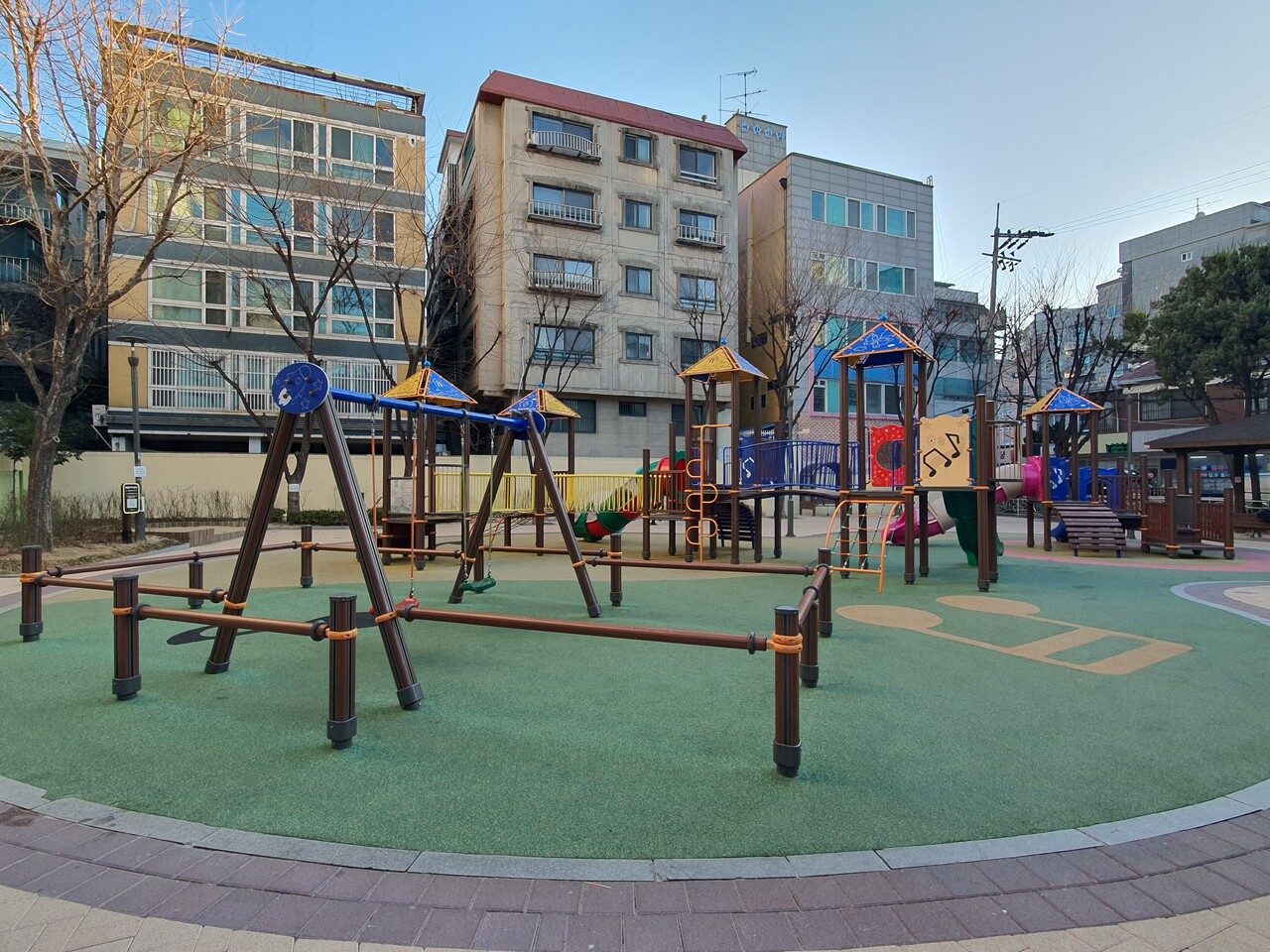 서울시 은평구 응암동 응암어린이공원 모습. 대부분의 어린이공원 놀이터는 연립·다세대 주택가에서 걸어서 쉽게 갈 수 있는 곳에 위치한다. 박시몬 기자