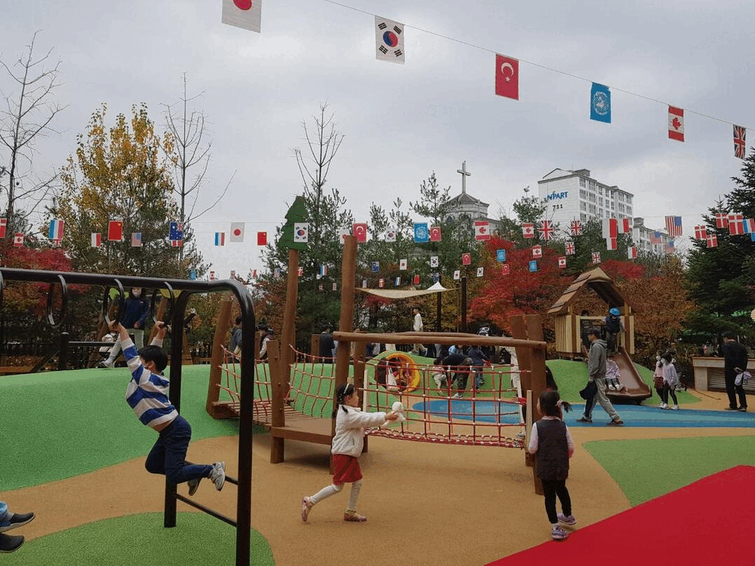 경기도 성남시 삼평동 봇들마을아파트 7단지 놀이터 전경이다. 성남시 제공