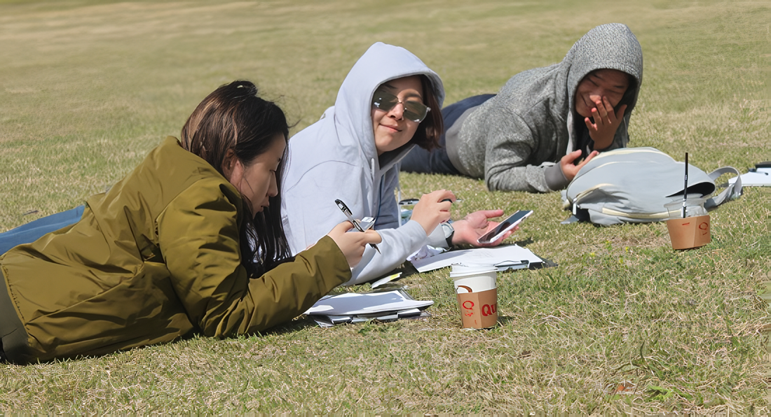 2016년 열린 1회 민송백일장 대학∙일반부 참가자들이 세명대 잔디밭에 누워 글을  쓰고 있다. 민수아 기자