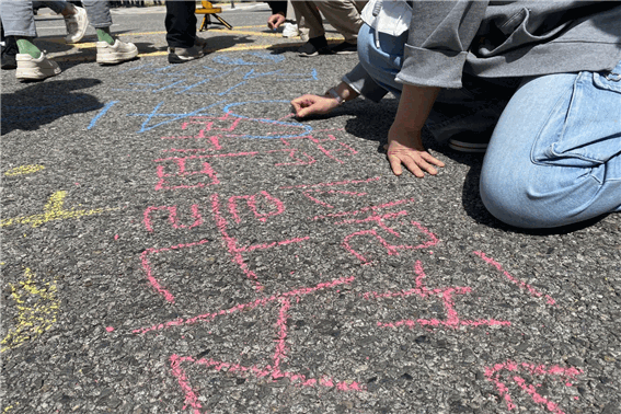4.14 기후정의파업 참가자들이 도로 바닥에 분필로 기후위기에 시달리는 자연을 상징하는 그림을 그리며 ‘푸른 산이 보고 싶다’ ‘지구를 지켜라’ 등의 문구를 쓰고 있다. 김지영 기자