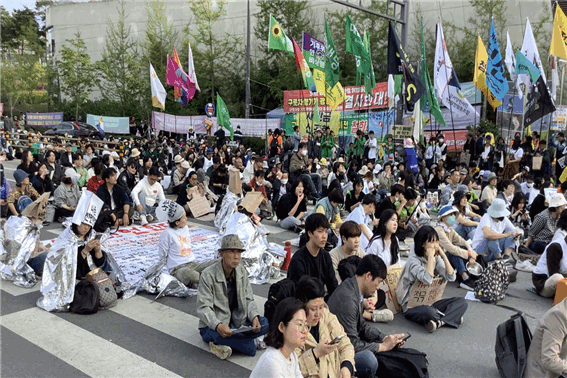 행진을 마친 기후정의파업 참가자들이 마무리 집회를 위해 환경부 청사 앞에 모여있다. 우현지, 김지영 기자