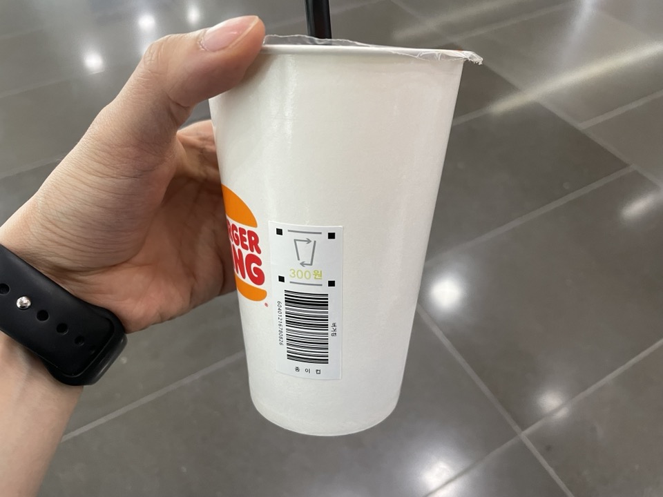 세종시의 한 프랜차이즈 카페에서 구매한 음료의 일회용 컵에 보증금 반환을 위한 바코드가 붙어 있다. 강민정 기자