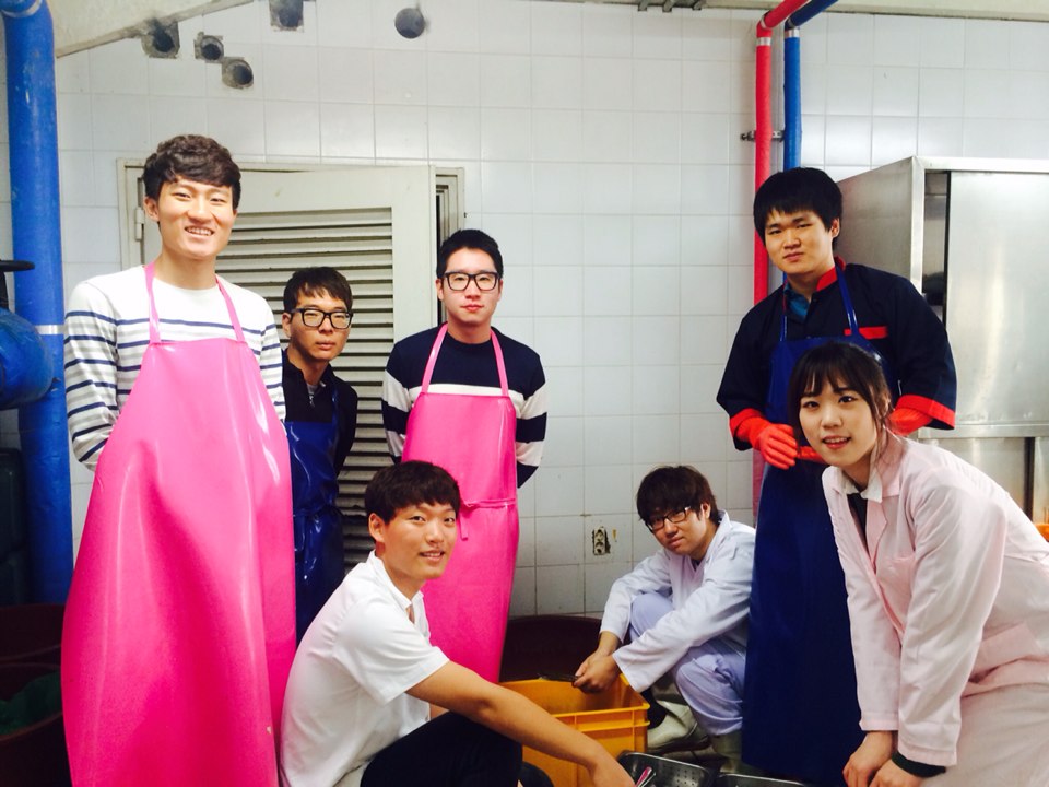 2014년 11월 이호영 대표(가운데)와 십시일밥 봉사자들이 한양대학교 서울캠퍼스 학생식당에서 일하던 중 카메라를 보며 미소 짓고 있다. 이호영 대표 제공