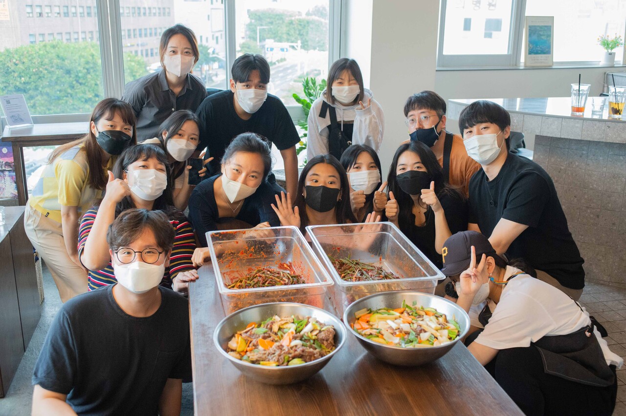 지난해 9월 이호영 대표를 포함한 십시일방 운영진과 방친 1기가 추석을 맞아 명절 음식을 만드는 요리 수업에 참여했다. 이호영 대표 제공