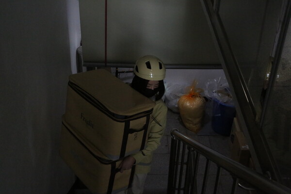단체주문이 들어오면, 곽 씨는 노란 가방에 유제품을 담아 배달한다. 최은주 기자