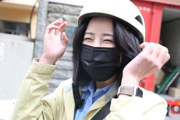 야쿠르트를 배달하는 곽바다 씨가 서울 강남구에 있는 어느 아파트 앞에서 활짝 웃고 있다. 최은주 기자