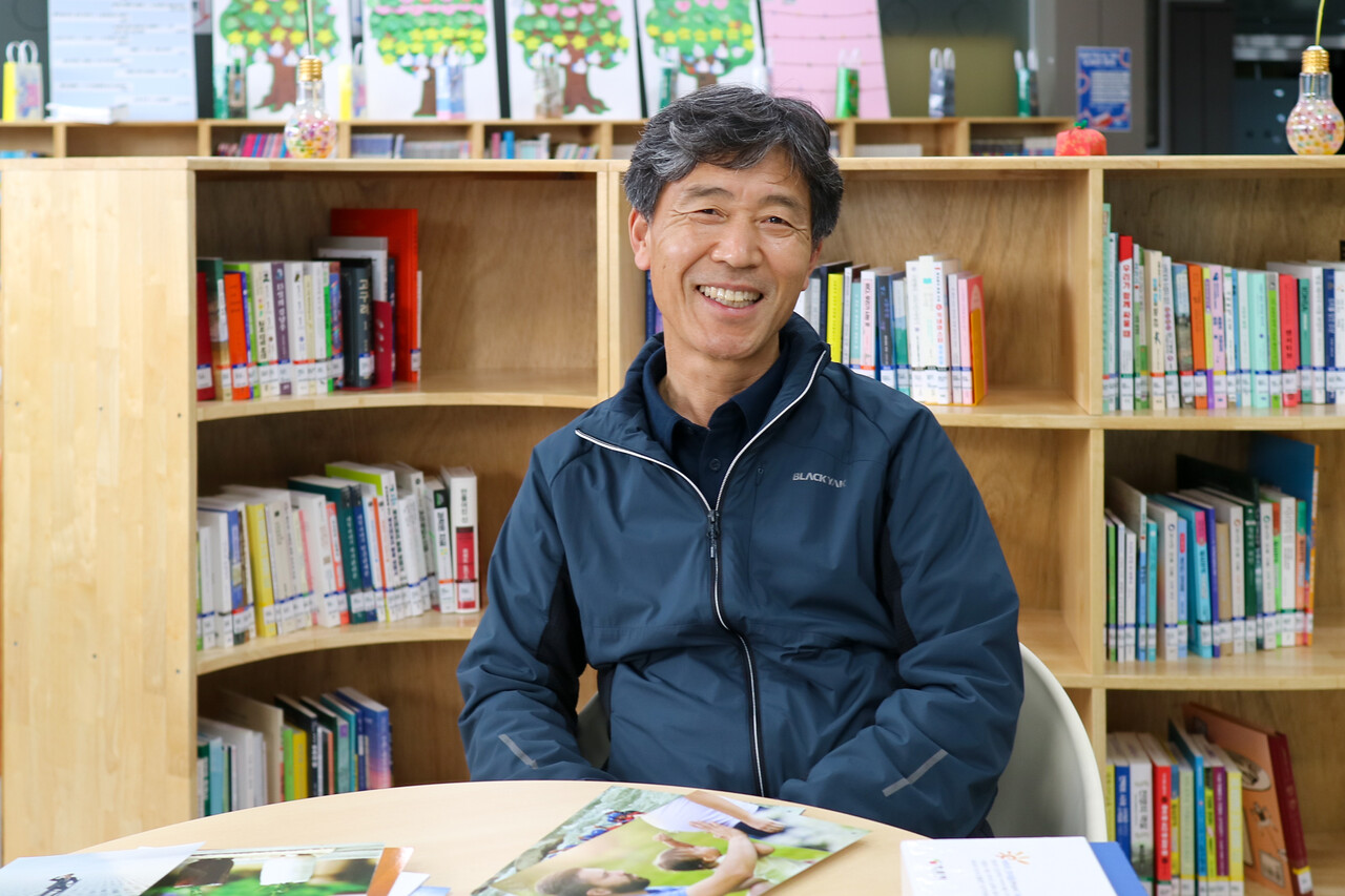 지난 5월 9일, 대제중학교 도서관에서 단비뉴스와 인터뷰한 엄재민 교사가 활짝 웃고 있다. 박동주 기자