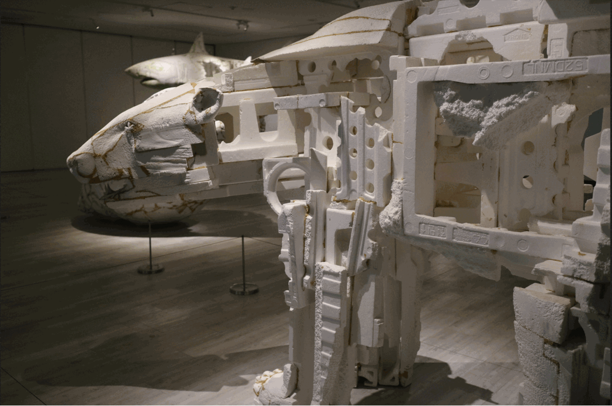 지난달 22일부터 제천시 의림지 역사박물관에 전시되고 있는 작품 중 앙상하게 뼈만 남은 북극곰을 형상화한 ‘내가 북극이다’와 관람객에게 작품의 의미를 설명하는 전창환 작가. 강민정 기자
