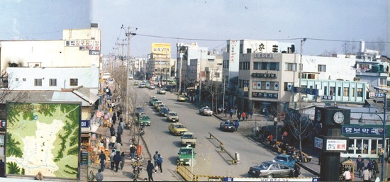 1980년대 제천역 앞의 모습이다. 많은 화물과 여객이 오가면서 당시 제천역 인근의 상권도 발전했다. 출처 한국철도공사