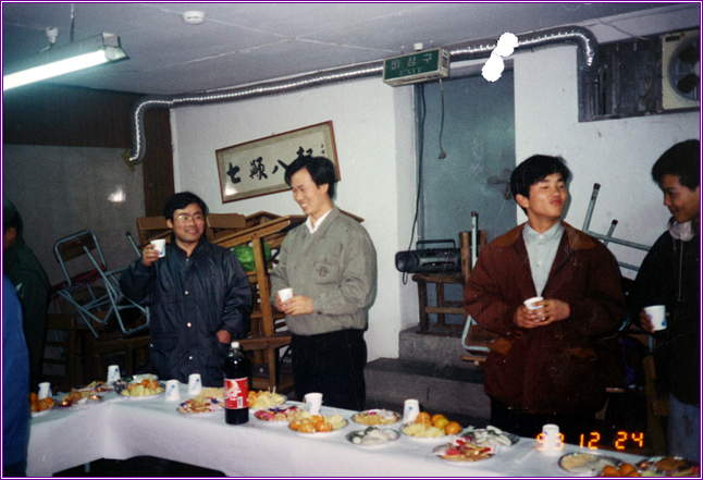 1993년, 당시 정진야학이 있던 제천시 대명상호신용금고 지하에서 열린 크리스마스이브 파티에서 장진모(가장 왼쪽) 교사가 웃고 있다. 출처 정진야학