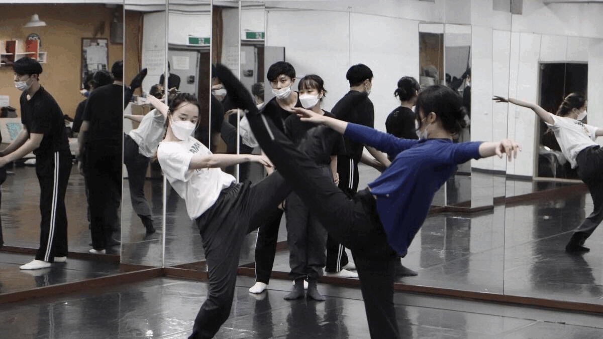 다크써클즈 컨템포러리 댄스 단원들이 스튜디오에서 연습하는 모습. 다크써클즈 제공