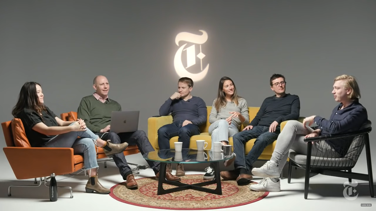 뉴욕타임스 시각탐사보도팀이 어떻게 시각 탐사 보도를 하는지 유튜브에서 질의응답을 하는 장면이다. 왼쪽에서 두 번째가 이 팀의 리더 격인 말라키 브라운이다. 뉴욕타임스 유튜브 갈무리