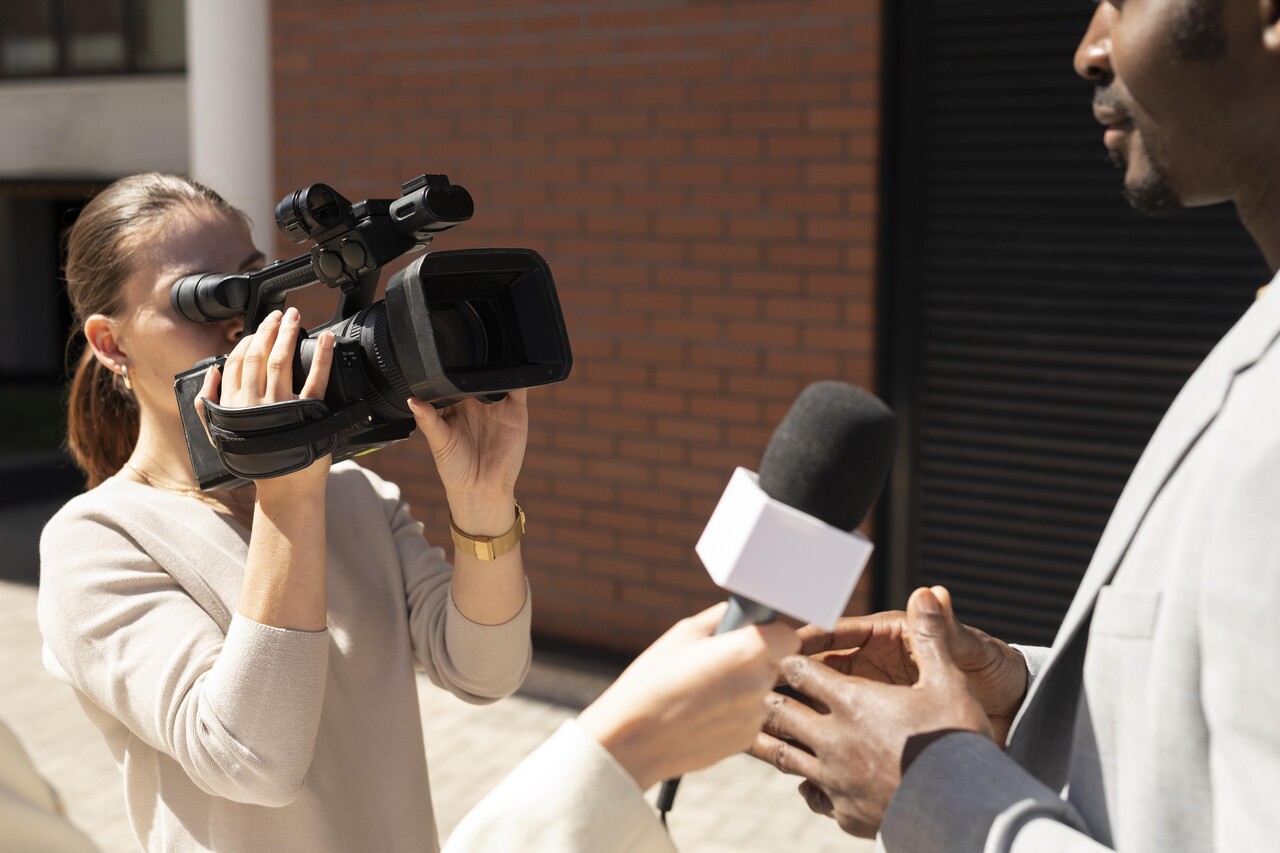 길거리 인터뷰 도중 카메라에 담긴 얼굴이 방송되는 것을 초상권 침해라고 할 수 있을까? 출처 Freepik