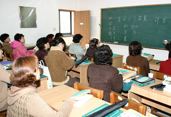 2000년대 초반 정진야학 학생들이 교실에서 수업을 듣고 있다. 출처 정진야학