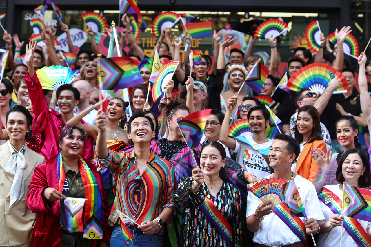 전진당 대표 피타 림짜른랏(앞줄 왼쪽에서 세 번째)이 방콕에서 열린 성소수자 축제에 참석해 무지개 깃발을 흔들고 있다. 연합뉴스
