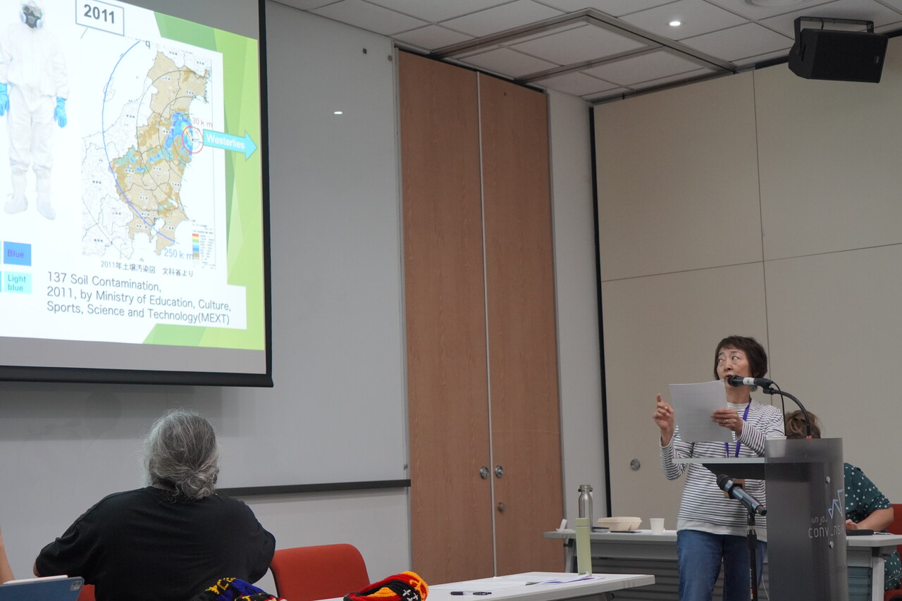 일본 녹색당의 오가타 게이코 공동대표가 후쿠시마 원전사고 피해 현황을 설명하며 원전 오염수를 바다에 방류하는 대신 땅에 저장할 것을 요구하고 있다. 박동주 기자