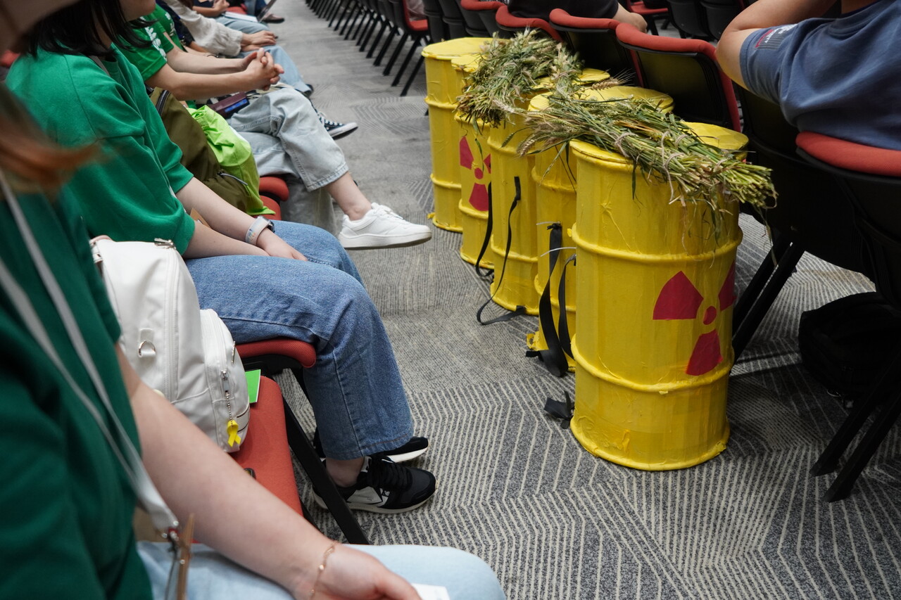 한국 녹색당 총회에 참석한 당원들이 후쿠시마 오염수 방류에 반대하는 퍼포먼스를 위해 종이로 만든 가방. 물감으로 방사선 경고 표시를 하고 곡식을 상징하는 볏짚을 함께 준비했다. 박동주 기자