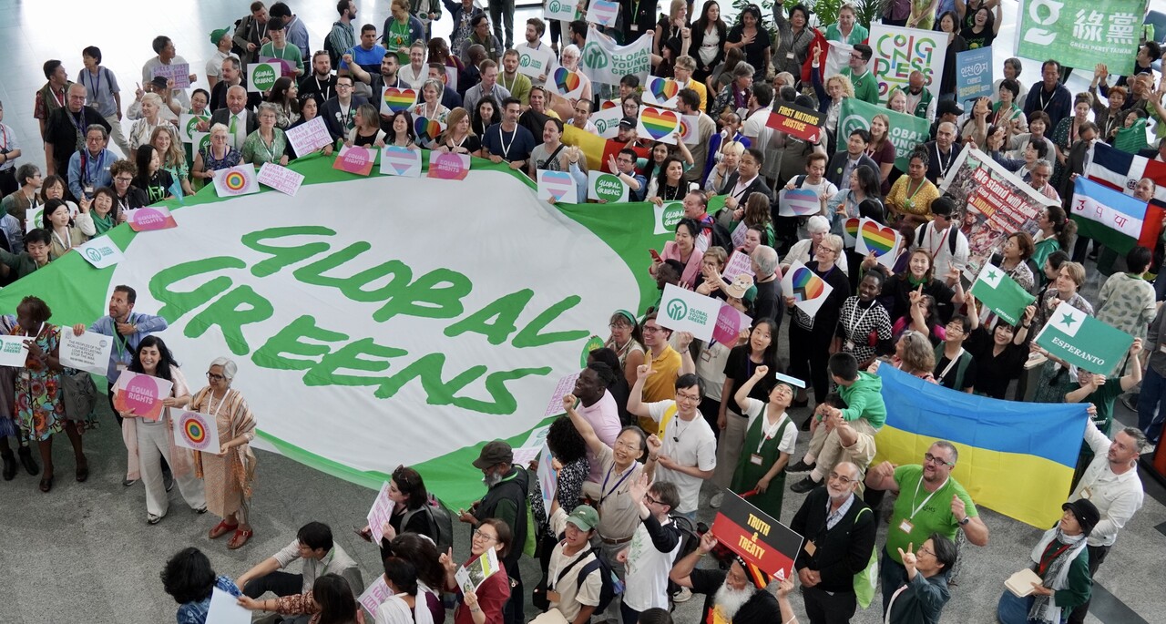 지난 10일 세계 녹색당 총회에 참여한 참가자들이 ‘글로벌그린즈’라고 적힌 펼침막을 둘러싸고 “우리가 원하는 것은 기후 정의”라는 구호를 외치고 있다. 세계 녹색당은 이번 총회에서 논의된 내용을 종합해 다음달 중으로 세계녹색당 헌장과 결의안을 정식 발행할 예정이다. 박동주 기자