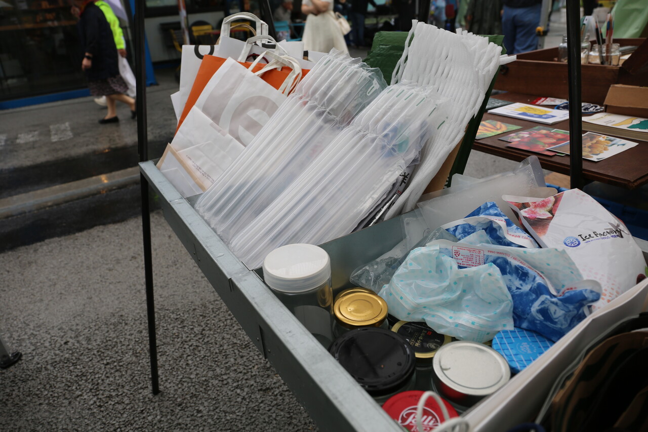 지구농부시장의 다시살림터에 고객들이 기증한 신문지, 유리병, 종이가방 등의 포장재가 쌓여 있다. 김지영 기자