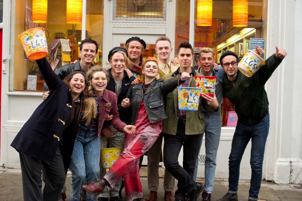 마크와 그의 친구들은 런던에서 광부들을 지지하기 위한 모임을 만든다. 영화 스틸이미지