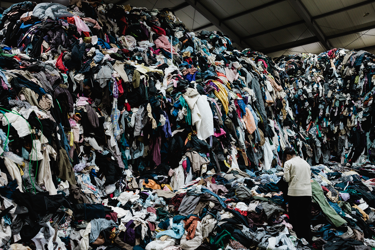 경기도 고양시의 기석무역 창고에 쌓여 있는 헌 옷. 국내에서 버려지는 옷은 하루 평균 300톤(t)을 넘고, 한 해 8만t에 달한다. 대구섬유박물관 제공