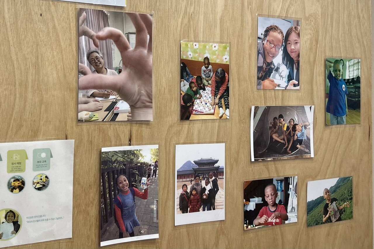 더 스페이스 프랜즈 사무실의 벽에 김현옥 대표와 다문화 아이들의 사진이 걸려 있다. 조재호 기자
