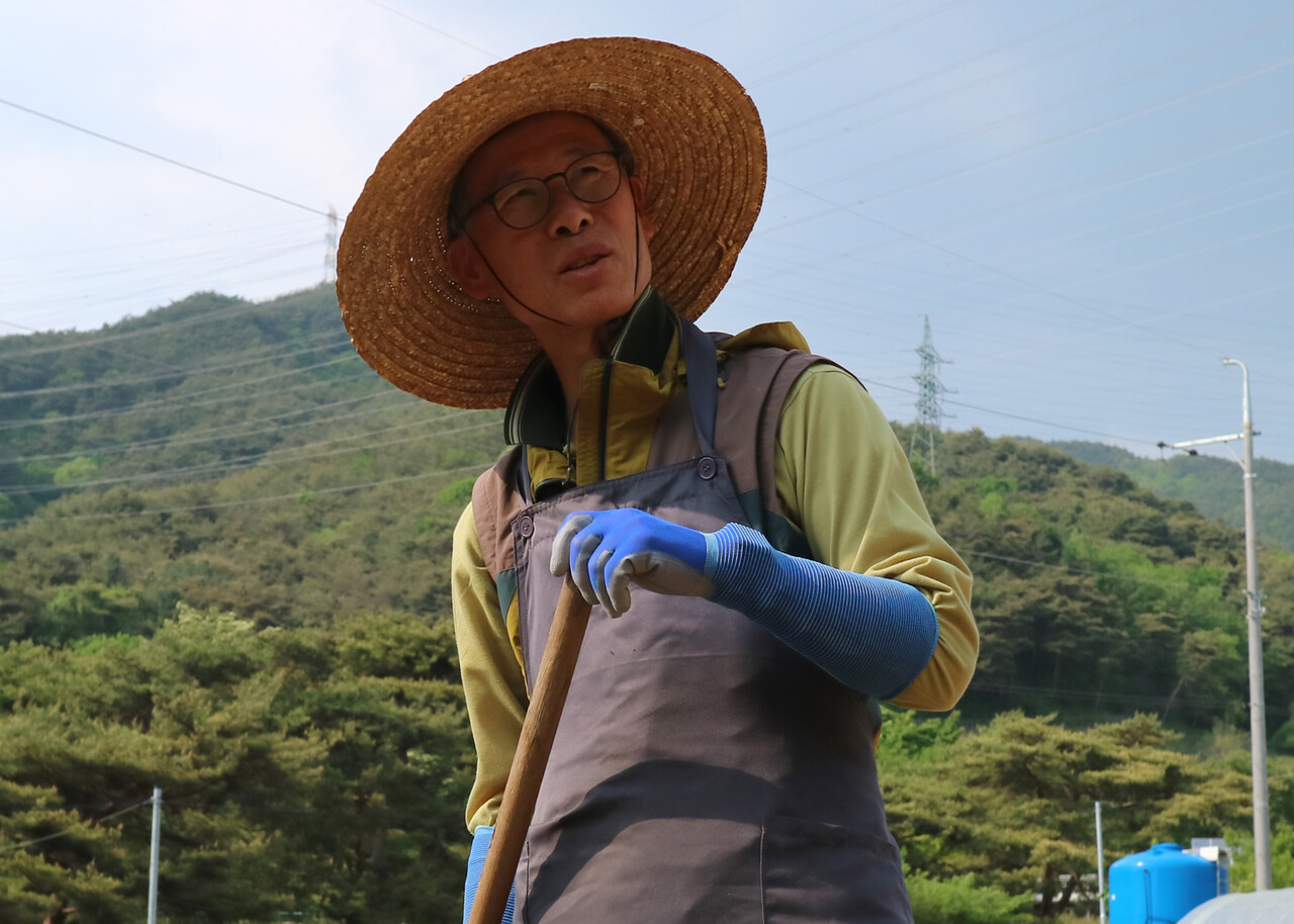 이상곤 씨가 자신의 밭에서 농사를 짓고 있다. 목은수 기자