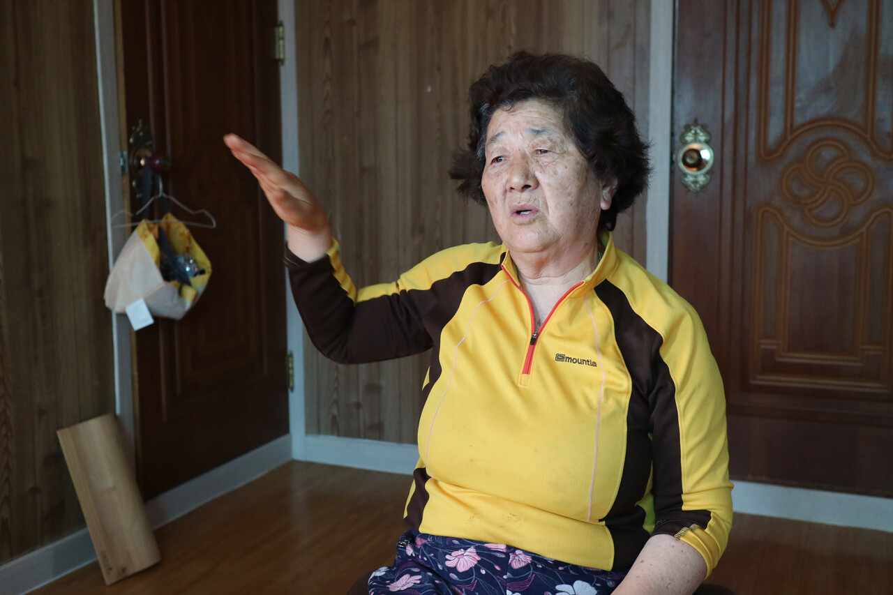 김동금 할머니가 탄광 노동자들과 모여 살았던 산비탈 마을에 대해 설명하고 있다. 목은수 기자