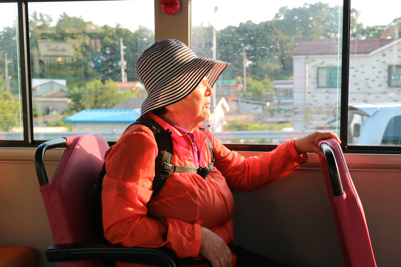 김동금 할머니는 매일 버스를 타고 정진야학으로 등교한다. 목은수 기자