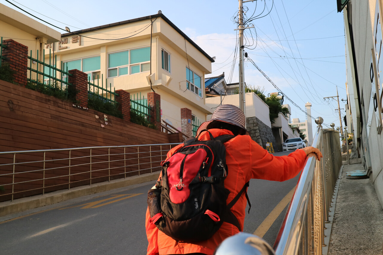 김동금 할머니가 제천의 정진야학 건물 앞 언덕을 올라가고 있다. 목은수 기자